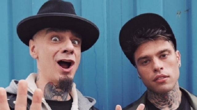 J-Ax e Fedez nel nuovo folle video Senza Pagare