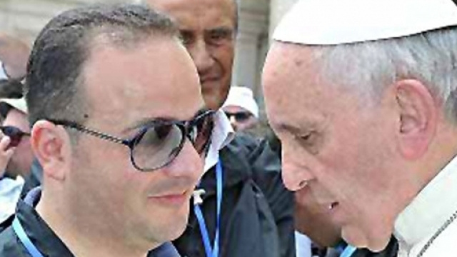 Leonardo Sacco &egrave; riuscito a farsi fotografare persino vicino a papa Francesco
