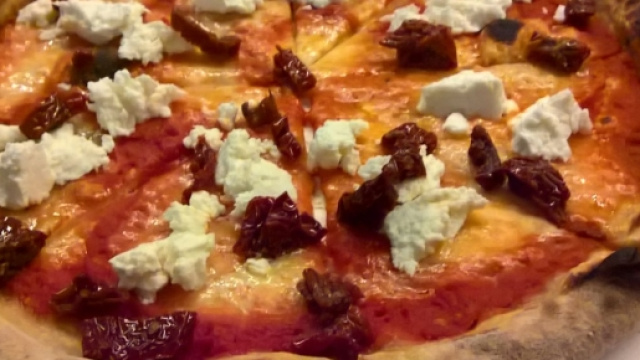 Pizza Km 0 del Parco Agricolo Sud di Milano fatto con prodotti freschi della filiera corta