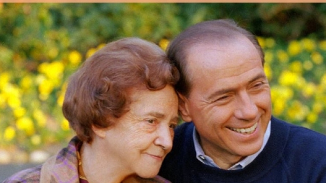 Silvio Berlusconi ieri ha dedicato un post su Facebook per fare gli auguri alle mamme promettendo una pensione a tutte.