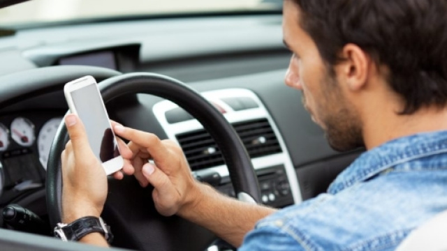 Smartphone alla guida: il video dell'incidente | Radio Deejay - deejay.it