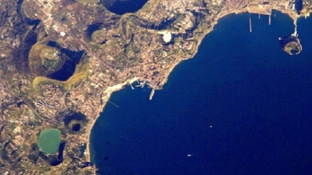 Un'immagine satellitare del supervulcano dei Campi Flegrei