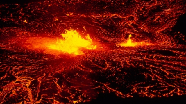 Vulcano. Lava. Eruzione notturna