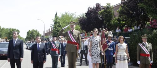 Los reyes reciben los honores de ordenanza en su llegada a Guadalajara.