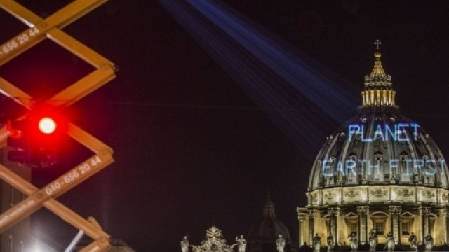 Blitz di Greenpeace in Vaticano: proiettate scritte contro Trump
