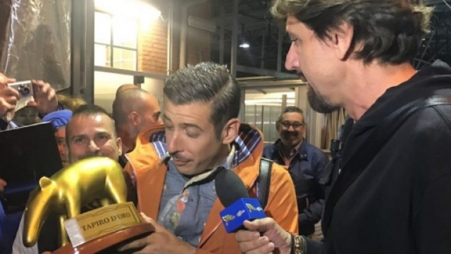 Francesco Gabbani prende il Tapiro d'oro dopo il flop all'Eurovision 2017