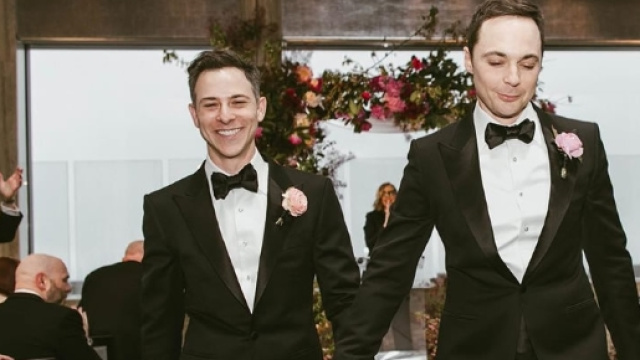 Jim Parsons (o Sheldon!) e Todd Spiewak se casam ap&oacute;s 14 anos juntos - papelpop.com