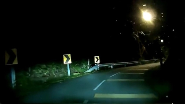 Kuala Lumpur, presunto fantasma su una strada