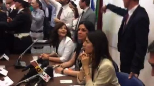 La sindaca di Roma circondata dai contestatori di CasaPound.