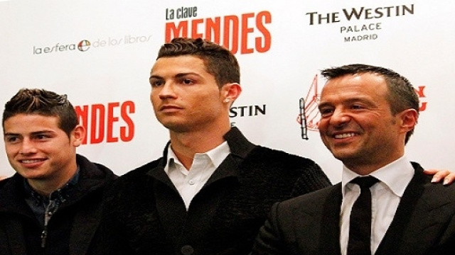 Il potente procuratore portoghese Jorge Mendes (a destra) porta anche James Rodriguez (a sinistra accanto a Cristiano Ronaldo) all'Inter?