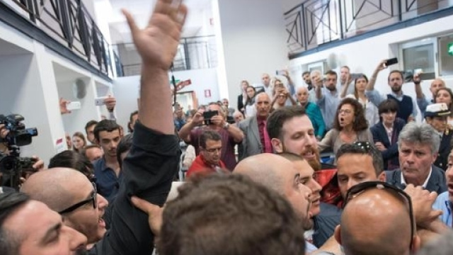 Militanti di Casapound in protesta durante la conferenza stampa della sindaca Virginia Raggi