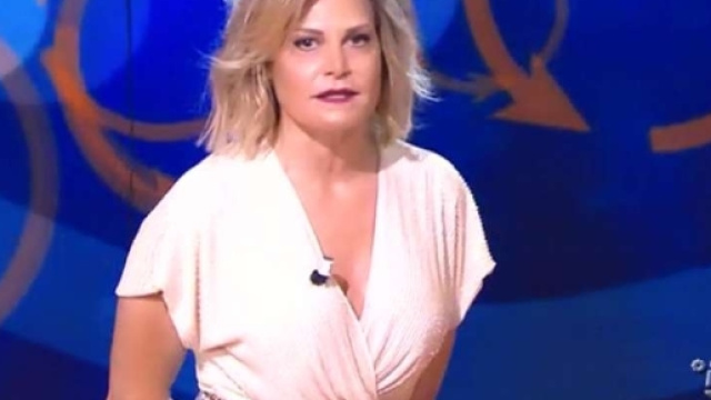 La conduttrice di 'Selfie, le cose cambiano', Simona Ventura, litiga con uno spettatore su Twitter
