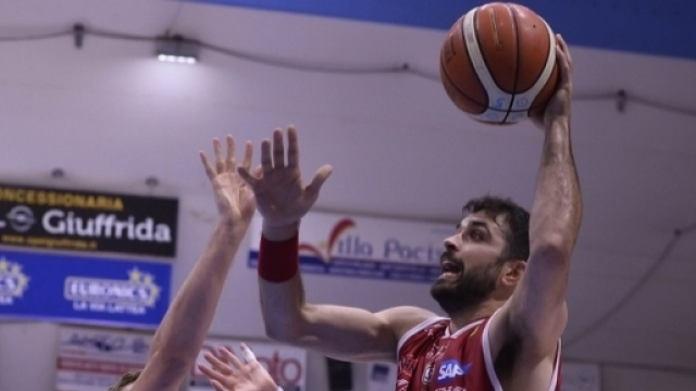 Una fase di gioco della partita Betaland - EA7 Armani, terminata 80-94 (Ph. Lega Basket Serie A)