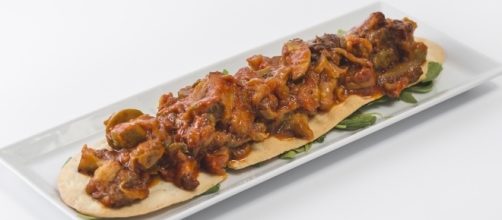 Caponata siciliana. Ensalada de berenjena frita, tomate, apio, aceitunas verdes y alcaparras