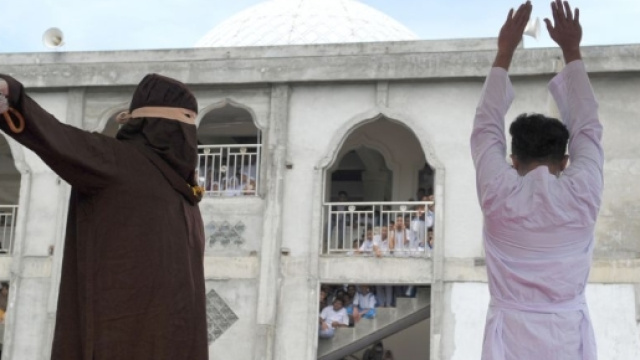 L'Indonesia della sharia: frustate pubbliche nell'Aceh islamica ... - panorama.it