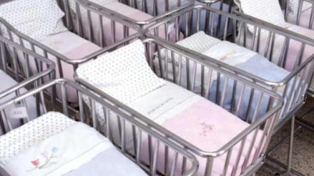 L'Italia &egrave; un paese di vecchi, tra classi sociali che scompaiono, disuguglianze in aumento e giovani bloccati a casa: lo dice il Rapporto Istat 2017.