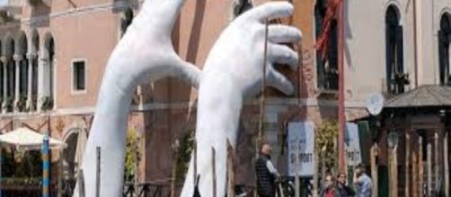 Lorenzo Quinn&rsquo;s &ldquo;Support&rdquo; FAIR USE urdesignman.com Creative Commopns