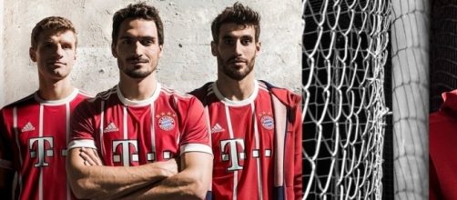 Nueva equipaci&oacute;n del FC Bayern Munich 2017/2018 fieles a la tradici&oacute;n de los &acute;70s. Foto: Twitter: FCBayernM&uuml;nchen