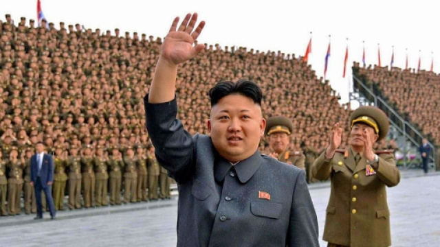 Kin Jong-Un in visita a una parata militare.