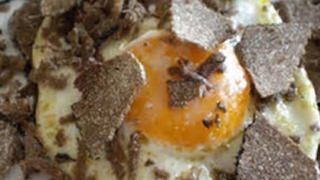 Delizioso secondo uova e tartufo con midollo.