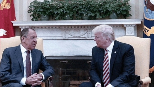 Donald Trump s'entretenant avec le ministre russe des Affaires &eacute;trang&egrave;res &agrave; la Maison blanche