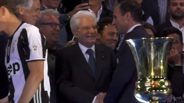 Il presidente della Repubblica, Sergio Mattarella, stringe la mano al tecnico bianconero Massimiliano Allegri