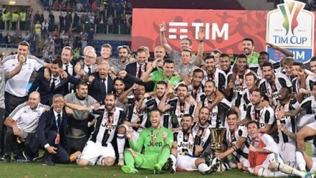La Juventus festeggia, sul prato dell'Olimpico di Roma, la sua terza Coppa Italia consecutiva (foto Lega Serie A Tim)