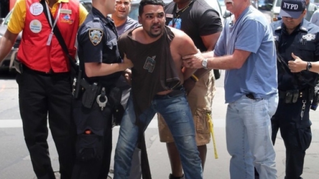 L'arresto di Richard Rojas dopo che ieri a New York ha ucciso una ragazza e ferito 22 persone falciandole con l'auto lanciata a folle velocit&agrave;.
