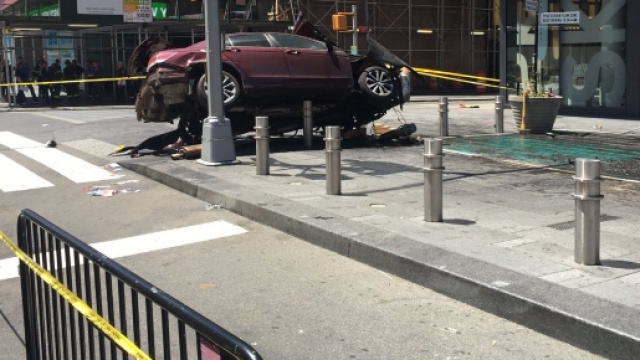 L'auto piombata sulla folla nell'affollatissima Times Square a Manhattan. Escluso l'attacco terroristico.