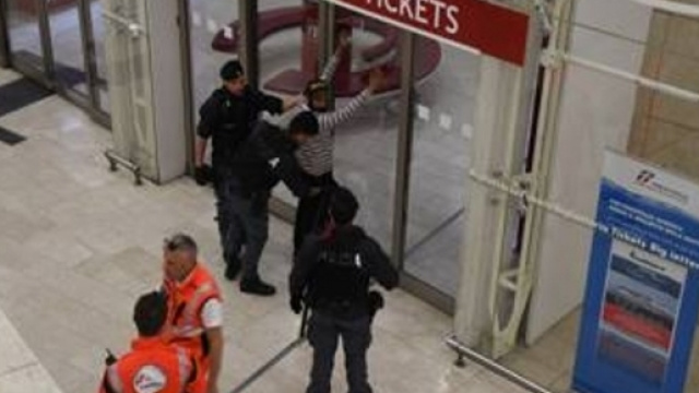 Milano, marocchino accoltella militare dell'Esercito e Agente Polfer in Stazione Gravi: non sono gravi