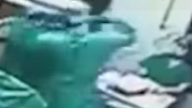 Un frame del video in cui si vede il chirurgo alzare le mani sull'infermiera