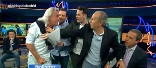 Hugo Gatti, ayer en el momento que sus compa&ntilde;eros tienen que frenarle para no ir a por Soria