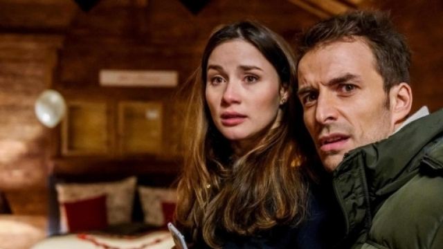 Adrian mentre discute con Clara.