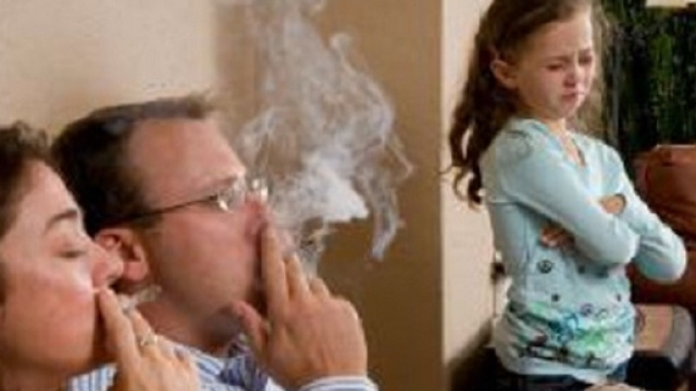 Il fumo di sigaretta &egrave; la principale fonte delle polveri sottili dentro casa. Non si allontanano aprendo porte e finestre.