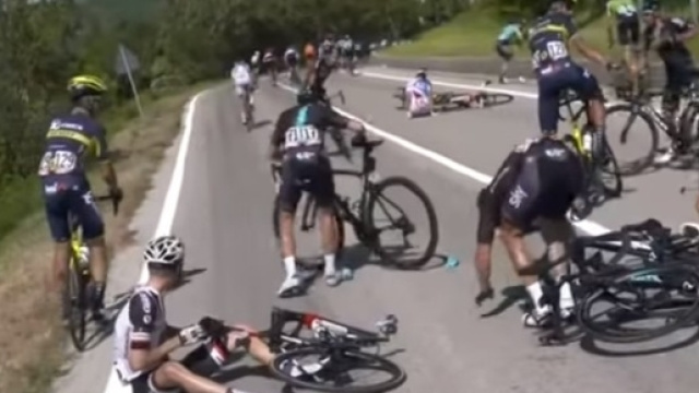 La caduta del Blockhaus che &egrave; costata il ritiro a Geraint Thomas, leader del Team Sky al Giro d'Italia.