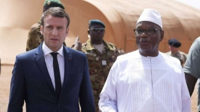 Macron en chef des arm&eacute;es et de guerre en visite &agrave; Gao aupr&egrave;s de la force Barkhane