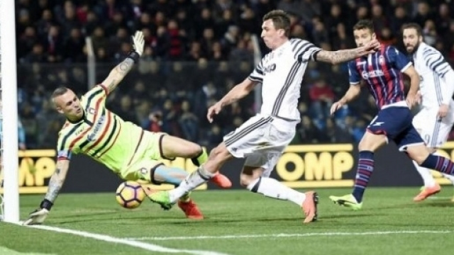 Mario Mandzukic firma il vantaggio in Crotone-Juventus 0-2 dello scorso 8 febbraio