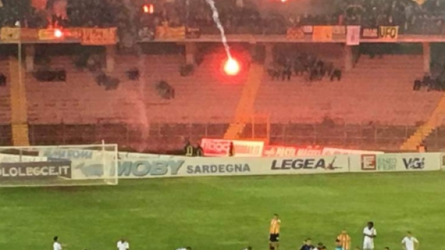 Tanti spettatori in diversi stadi.