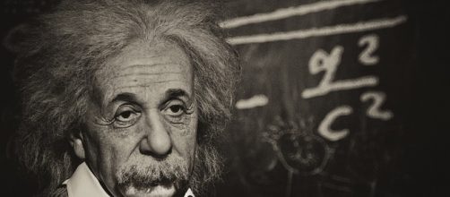 Albert Einstein ten&iacute;a el escritorio siempre desordenado