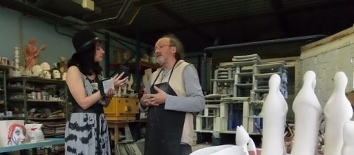 Entrevistando a Otero Regal en su taller. Fotograf&iacute;a: C&iacute;simo Rabanedo