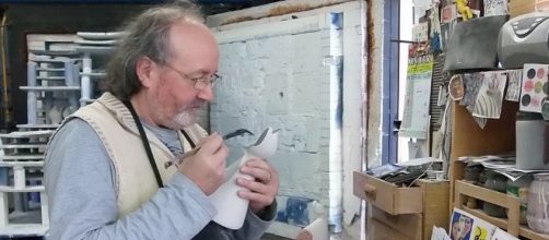 Otero Regal trabajando en su taller de la localidad de Viveiro. Fotograf&iacute;a: C&iacute;simo Rabanedo