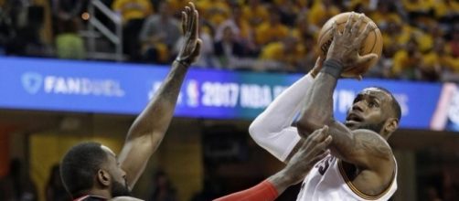 The Day - Happy hour: LeBron scores 35, grabs beer as Cavs top ... - theday.com