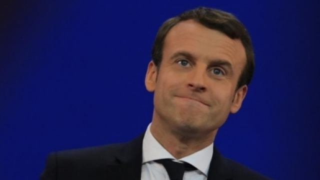 Emmanuel Macron d&eacute;sormais sous les 60%