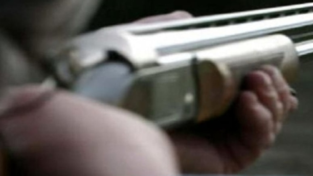 Enna, spara contro le auto parcheggiate con il fucile del padre