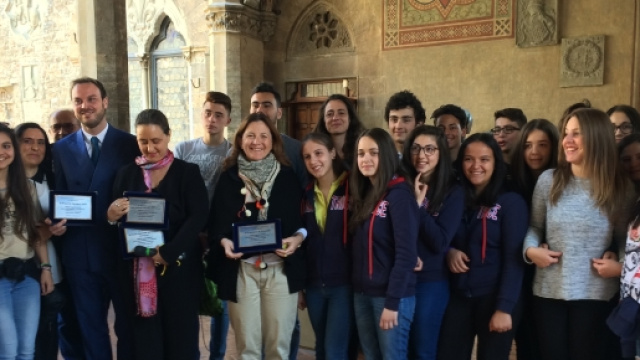 Gli Studenti di Amatrice con il presidente di Property Manager Italia, la direttrice del Bargello ed il vicesindaco di Firenze