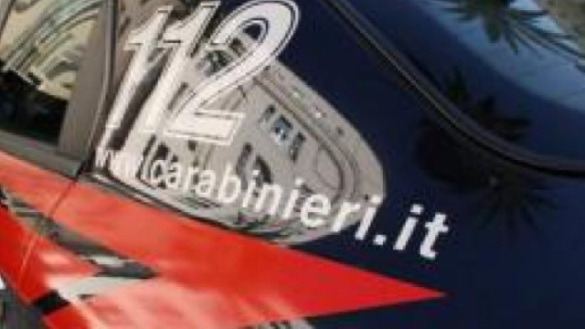 I carabinieri hanno trovato e fermato l'uomo che in provincia di Cagliari ha ucciso la vicina di casa per futili motivi, ora in caserma.