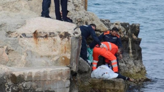 Il sospetto &egrave; che un gruppo di ragazzi per tentatare una rapina abbia spinto un anziano morto sul colpo da una scogliera a Monopoli. Foto: La Stampa.