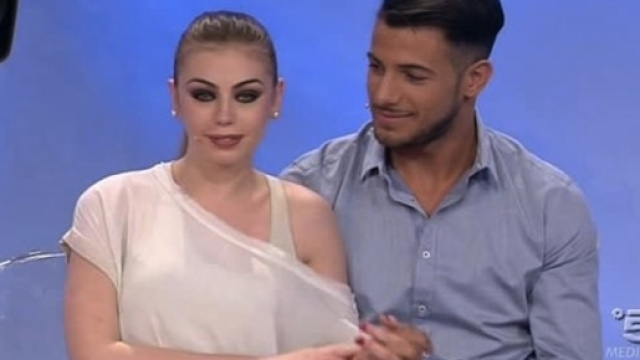 Il web si schiera contro Aldo e Alessia che aspettano un figlio