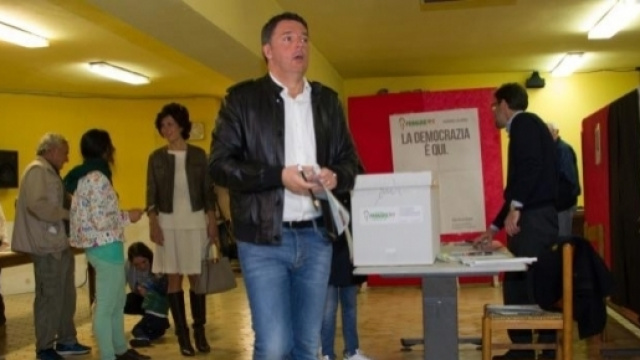 Matteo Renzi impegnato nelle operazioni di voto ai gazebo delle primarie Pd