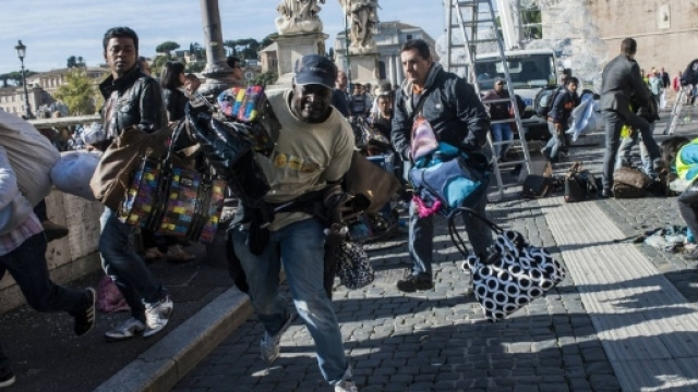 San Pietro, blitz dei vigili urbani Un abusivo si getta nel Tevere ... - repubblica.it